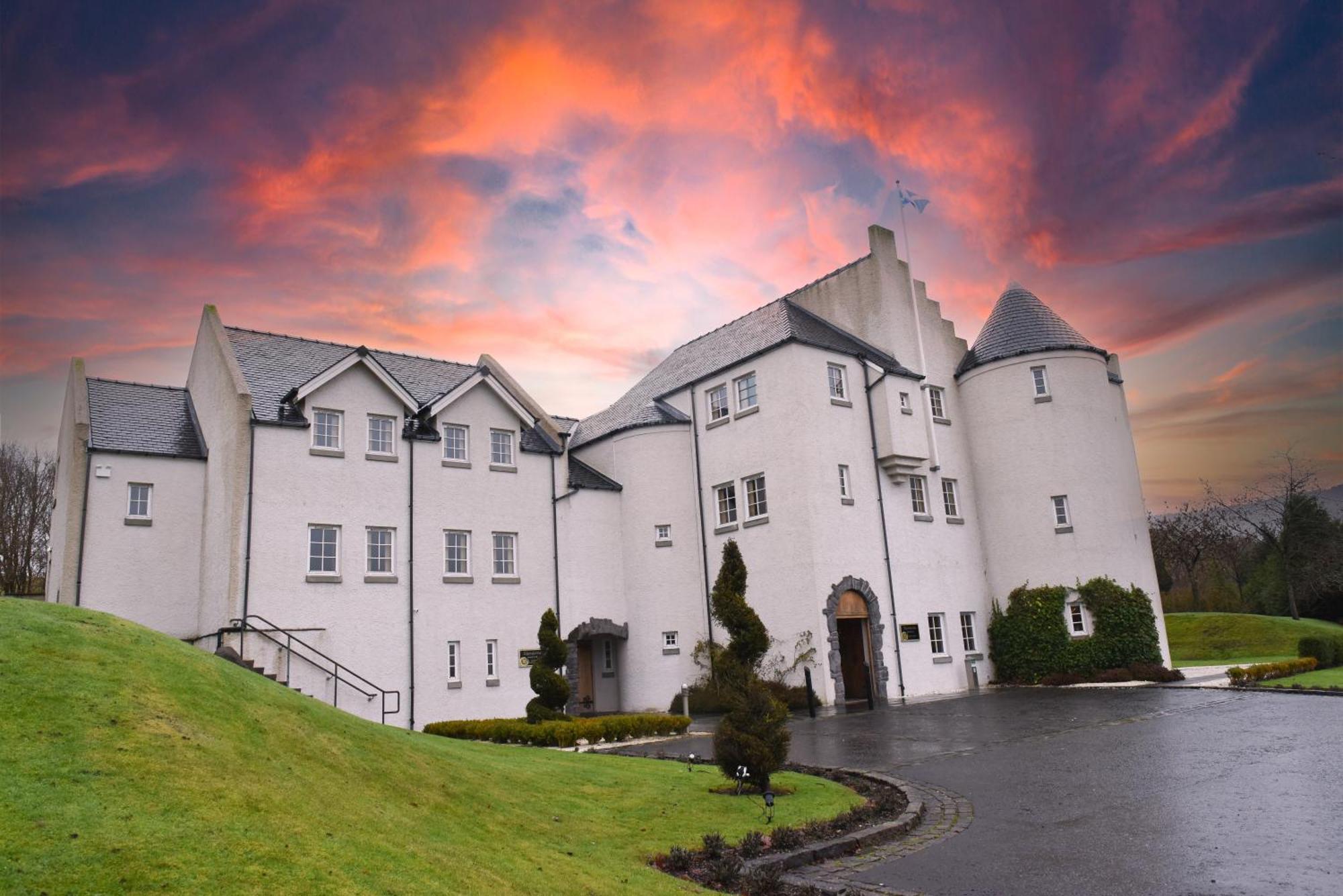 Glenskirlie Castle Hotel Banknock Exterior photo